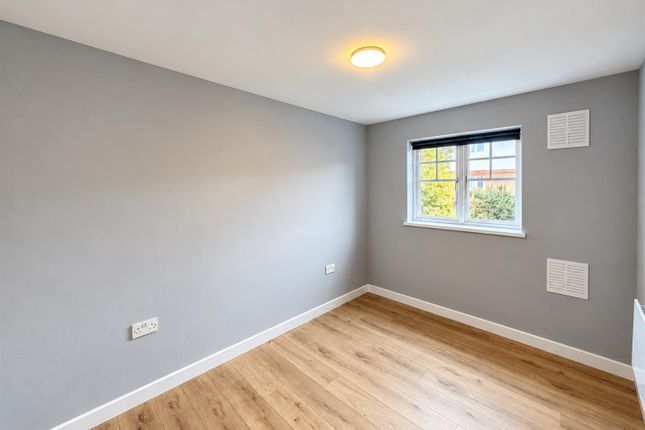 Newcombe Gardens, Hounslow photo 4