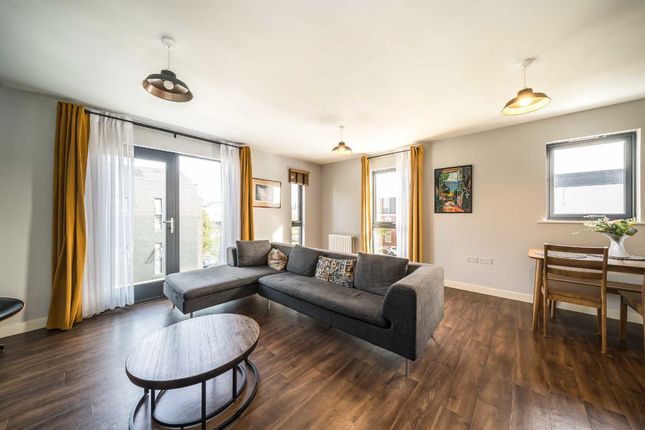 Flat 9, Peakes House, 1, Cairns Avenue, London photo 3