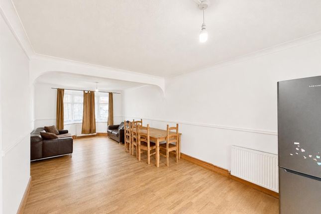 4, Walnut Tree Road, Heston photo 2