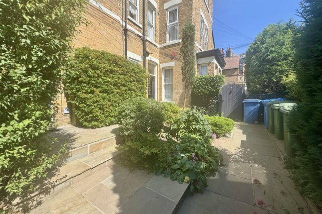 Flat 3, 18, Trinity Road, Scarborough photo 2