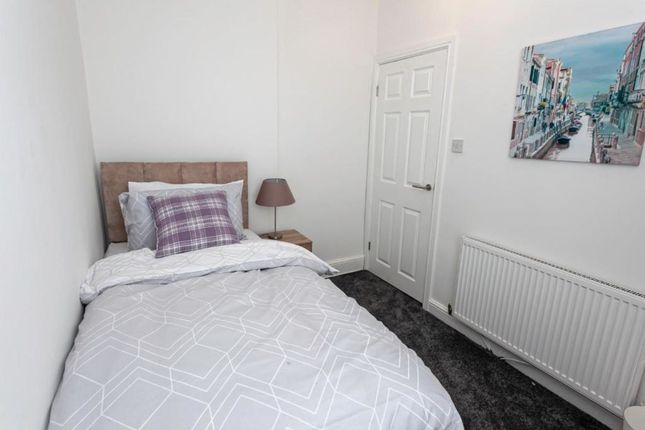 Flat to rent in Victoria Terrace, Manchester