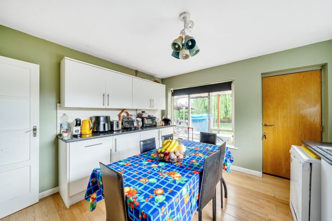 25 Saunders Lane, Mayford, Woking photo 4