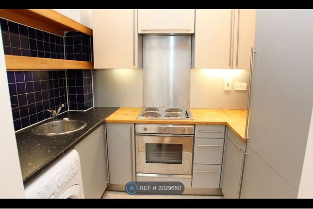 Flat to rent in Cornell Building, London
