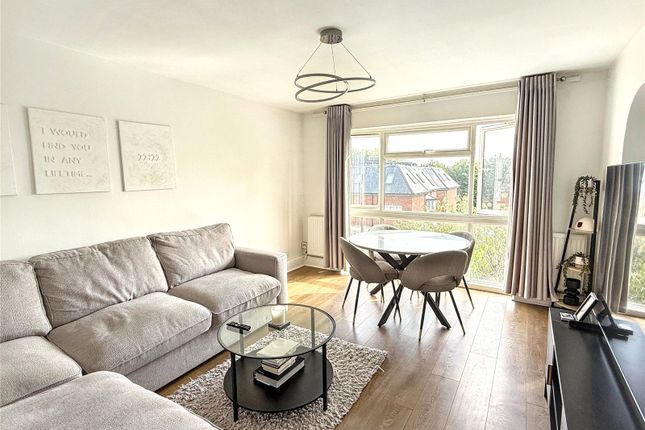 18, Pineridge Court, Barnet photo 2
