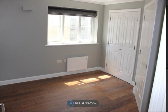Flat, Brisbane Court Buckingham Gardens, Slough photo 3