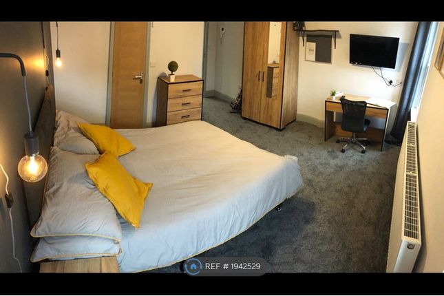 Room to rent in Winton Square, Stoke On Trent