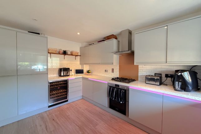 88 Priestley Road, Stevenage, Hertfordshire photo 2