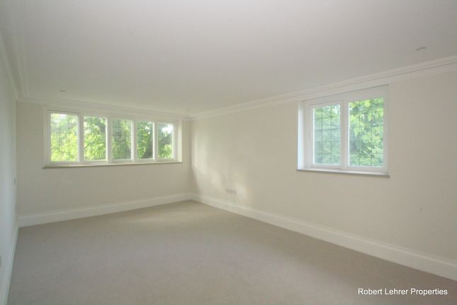 Flat to rent in Courtyard House, The Ridgeway, Mill Hill