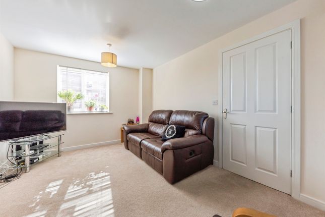 16, Bamburgh Close, Grantham photo 4