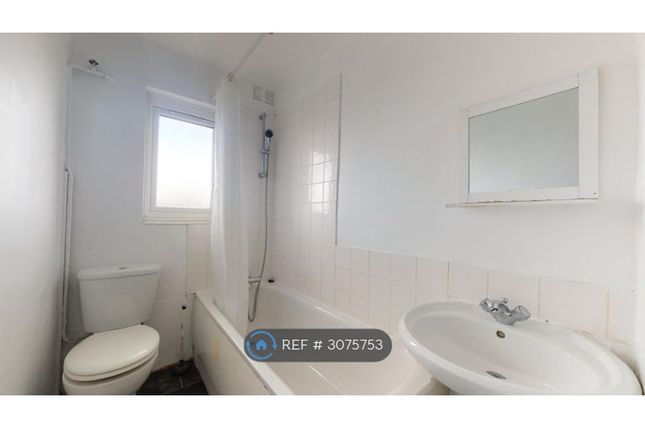 Flat, Wendover Court Western Avenue, London photo 3