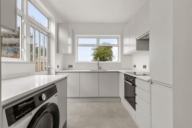 26, Queenscourt, Wembley photo 4