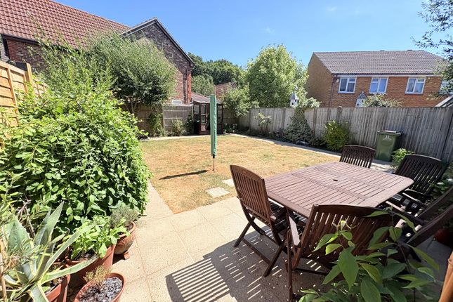 32, Swanton Close, Fareham photo 3