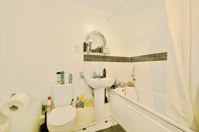 Flat 59/Jupiter Court, 10 Cameron Crescent, Edgware photo 4