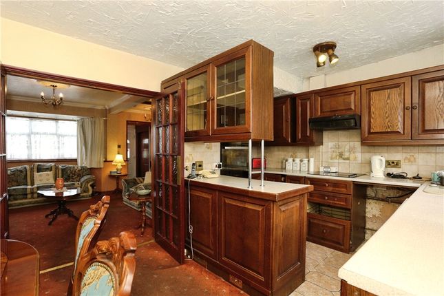 28, Shaxton Crescent, Surrey photo 4