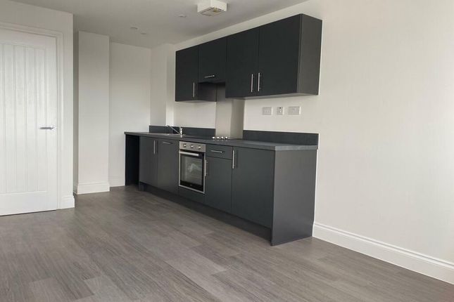Flat to rent in South Parade, Wakefield