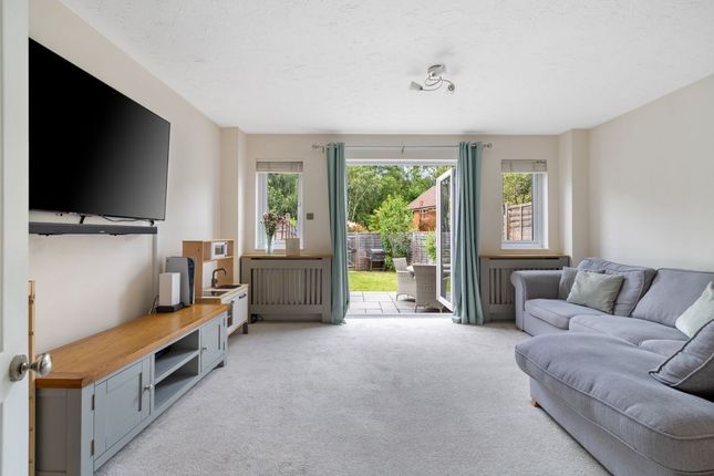 40 Lyndsey Close, Farnborough photo 4