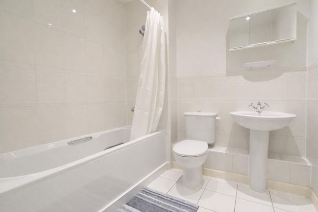 Flat 26, Grebe Court, Sandpiper Road, Sutton photo 4