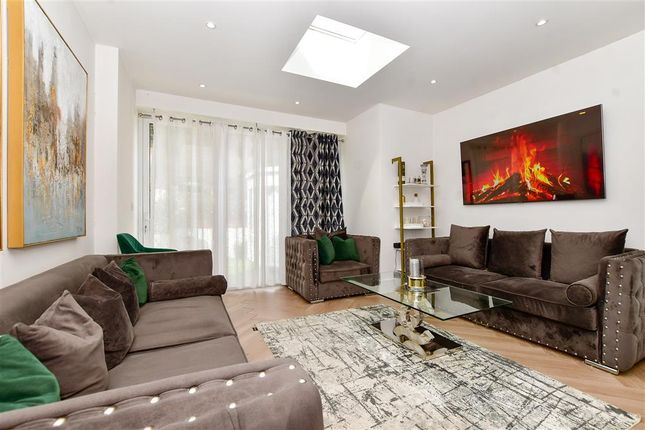 Flat for sale in Brighton Road, Coulsdon, Surrey