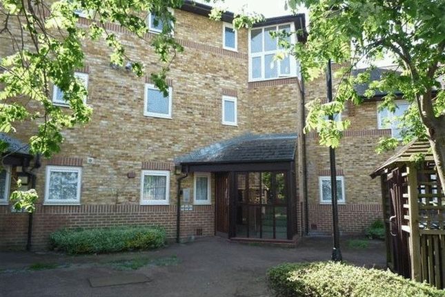 Thumbnail Flat to rent in Folkestone Court, Langley, Slough