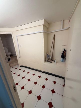 Complete Basement To Rent, Graham Road, Hackney photo 2