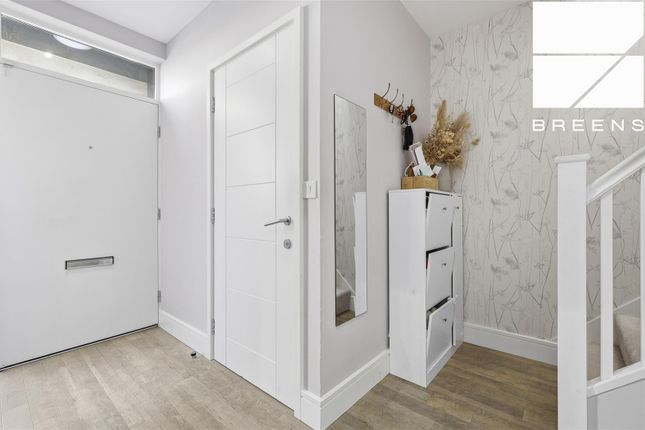32, Jacks Farm Way, London photo 2