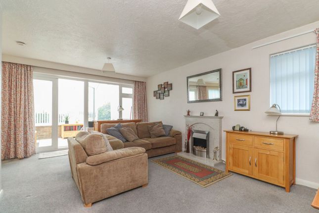 52, Queen Berthas Avenue, Kent photo 3