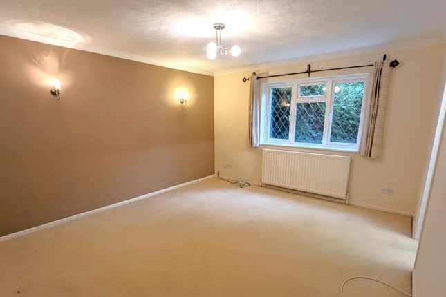 Meadowbank Road, Lightwater photo 4