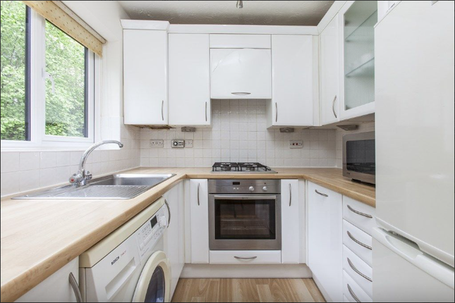 Westcroft Close, London photo 4