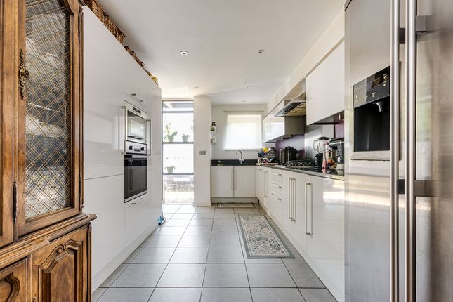 17, Whitelands Crescent, London photo 4