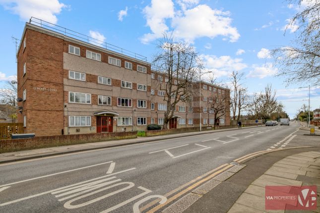 Flat for sale in Longwood Gardens, Ilford