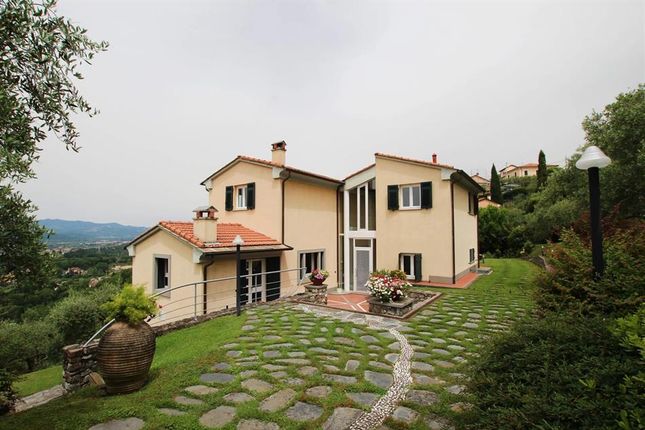 Villa for sale in Sarzana, Liguria, 19038, Italy