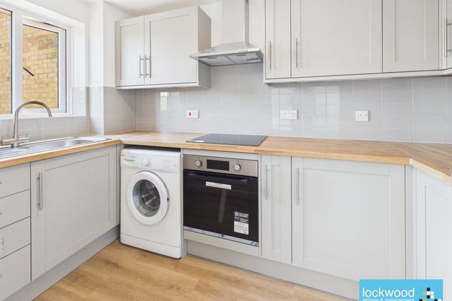 415, Redford Close, Feltham photo 2