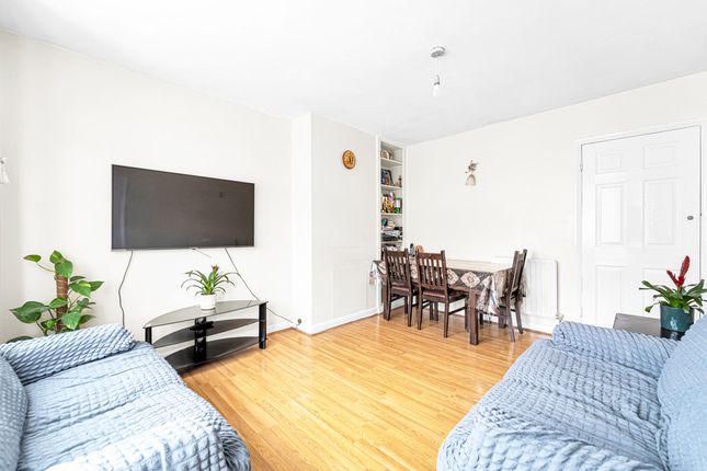 10, Errol Gardens, New Malden photo 3