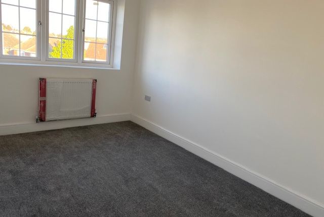 Town house for sale in Wingate Road, Luton