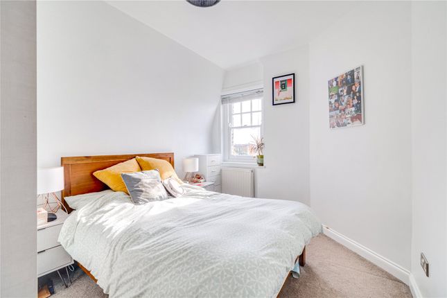 Flat to rent in Musard Road, Barons Court