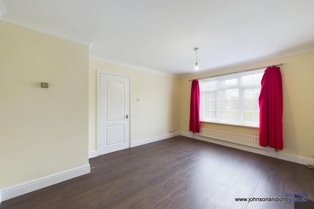 15, Brookside, Chertsey photo 4