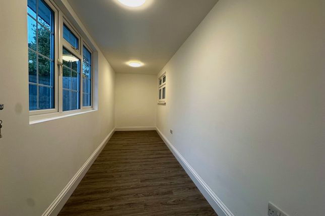 63, Tamworth Lane, Mitcham photo 5