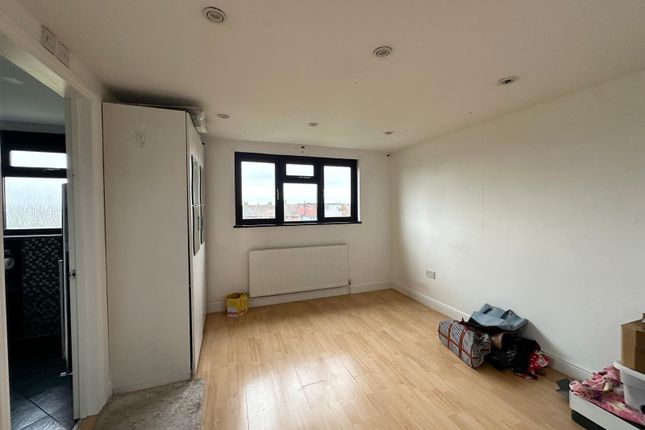 24 Wood Lane, Dagenham photo 4