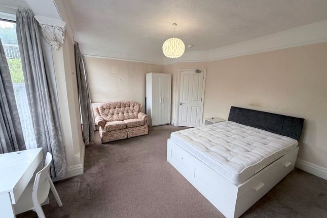 Room 6, 64 Broom Hill Road, Ipswich photo 2