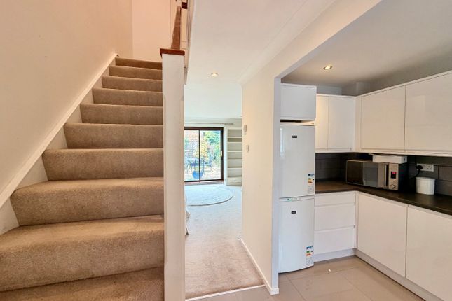 16 Mitre Close, Shepperton, Surrey photo 2
