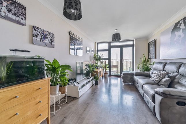 Flat for sale in Maltings Close, London