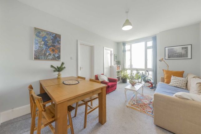 Flat for sale in Makepeace Avenue, London