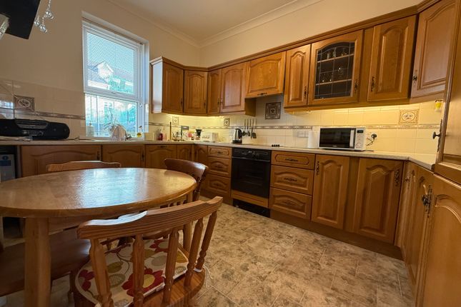 2, Sutton Gardens, Tenby photo 3