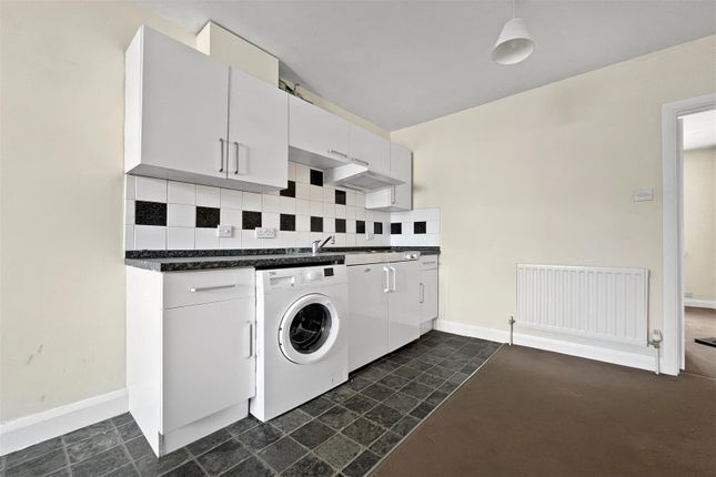 Flat to rent in Marlow Road, High Wycombe