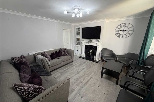 14, Douglas Lane, Wraysbury photo 5