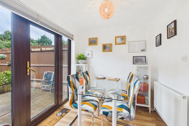 28 Dover Close, Horsham photo 3