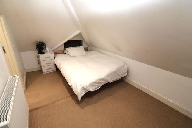 Room 8, 20, Mayfields, Wembley photo 4