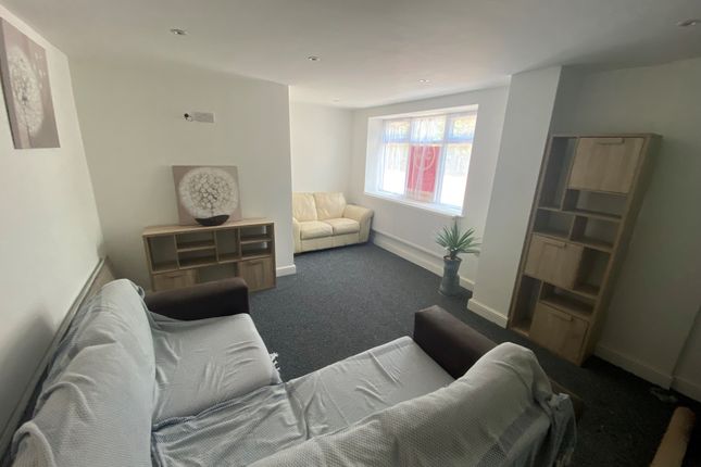 Room 2, 210, Robins Lane, St. Helens photo 4
