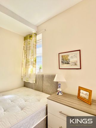 Flat E, 721 Portswood Rd (4)Logo