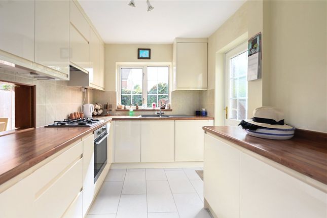 2, Moorfields Close, Surrey photo 4